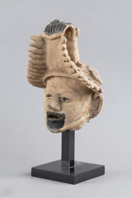 gros plan d'une sculpture d'une tête sur un socle