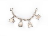 un gros plan d'un bracelet en argent orné de breloques