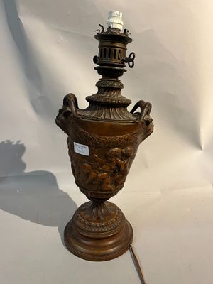 une lampe posée sur une table, sur fond blanc