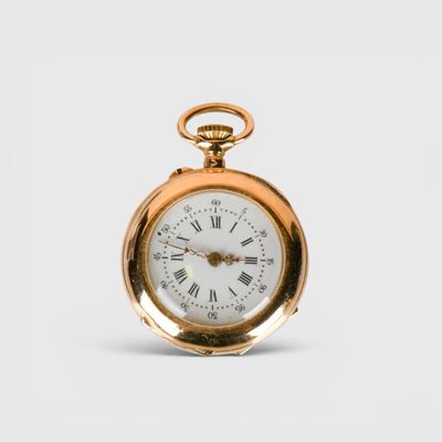 une montre de poche en or avec des chiffres romains sur le cadran