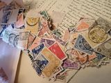 une pile de timbres posée sur un livre ouvert