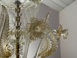un lustre en verre orné d'un bouquet de fleurs