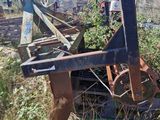 une machine rouillée qui traîne dans l'herbe