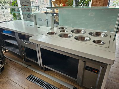 une cuisine équipée d'une cuisinière, d'un évier et d'un micro-ondes