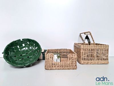 trois paniers posés les uns à côté des autres sur une table