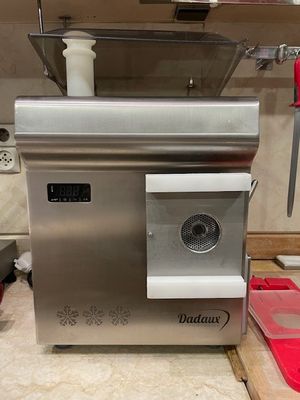 une machine posée sur le comptoir d'une cuisine