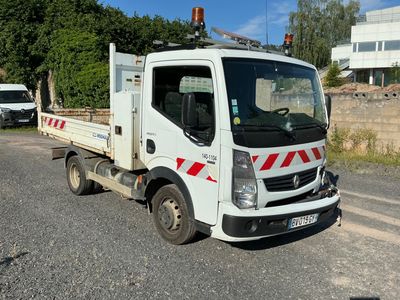 un camion blanc garé sur le bord de la route