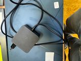 deux ordinateurs portables posés sur une table, avec des câbles