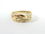 gros plan d'une bague en or avec des diamants sur une surface blanche