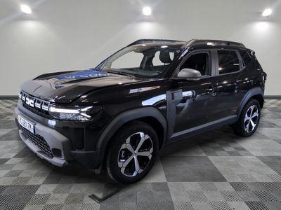 le 4x4 noir est garé sur un sol en damier dans le garage