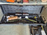 une caisse d'outils avec des outils à l'intérieur, posée sur le sol