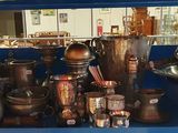 de nombreux types de vases exposés dans un magasin