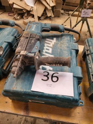 de nombreux outils posés sur une table, accompagnés d'une étiquette de prix
