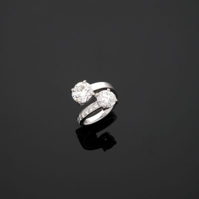 une bague à deux diamants, signée Van Cleef