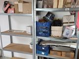 une étagère contenant de nombreux objets dans une pièce
