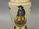 un vase avec l'image d'un homme dessus