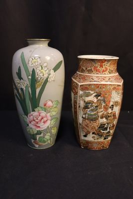 deux vases assis l'un à côté de l'autre sur fond noir