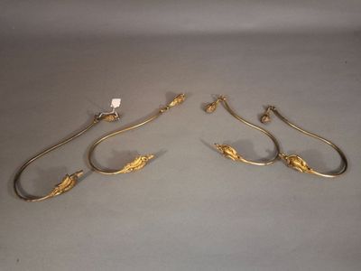 deux paires de boucles d'oreilles plaquées or ornées de feuilles