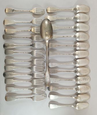 beaucoup de cuillères et de fourchettes en argent sur la table