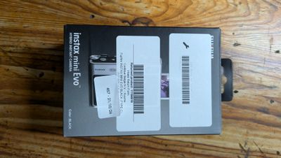 une boîte contenant deux cartes, posée sur une table