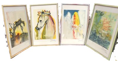 trois tableaux représentant un cheval, un cheval et un cheval coiffé d'une couronne