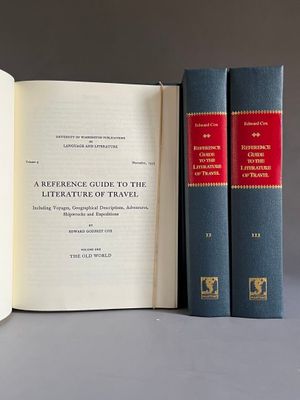 trois livres posés sur une table l'un à côté de l'autre