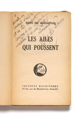 un livre ouvert avec une écriture dessus, posé sur une table