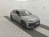 Une Toyota RAV4 de 2020 dans un showroom au sol à carreaux