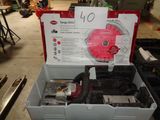 une boîte contenant une lame circulaire rouge