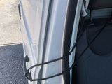 une camionnette blanche avec une ceinture de sécurité noire à l'arrière