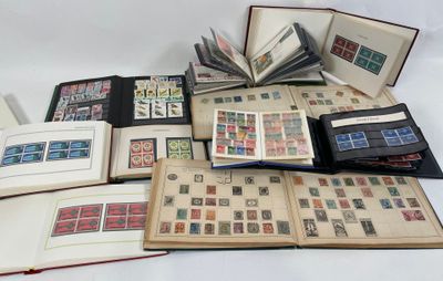 un livre ouvert posé sur une table blanche recouverte de timbres