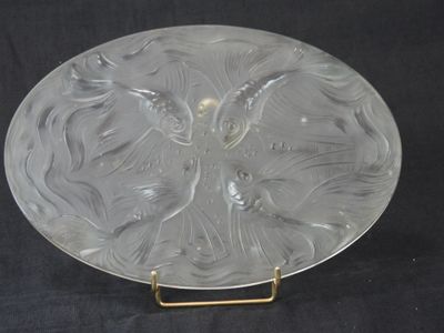 une plaque de verre sur laquelle est représenté un oiseau, posée sur un socle