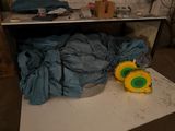 une photo d'une chambre en désordre avec plein d'objets posés sur la table