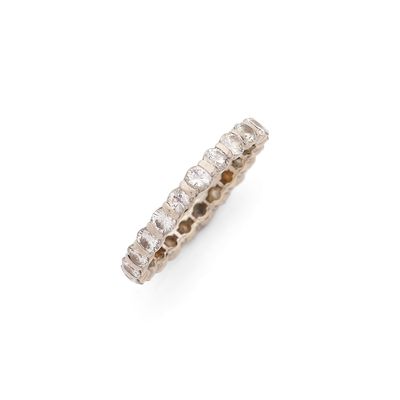 une bague « éternité » en diamants, signée Van Cleef