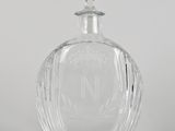une bouteille en verre transparent munie d'un bouchon sur le dessus