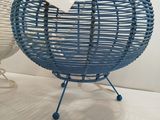 une chaise bleue et une chaise blanche sur un sol blanc