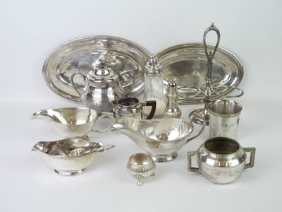 de nombreux objets en argent posés sur une table