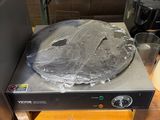 une pizza posée sur un moule à pizza, sur une table