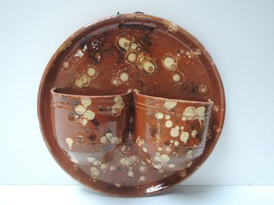une assiette marron avec deux tasses et une assiette sur laquelle sont posées deux tasses