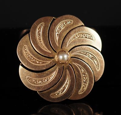 une photo en gros plan d'une bague sertie d'une perle