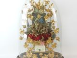 un dôme de verre avec une horloge à l'intérieur