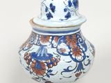 un vase bleu et blanc avec un couvercle sur une table