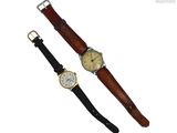 deux montres posées l'une à côté de l'autre sur une surface blanche