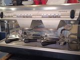 une photo d'une machine à café professionnelle dans une cuisine
