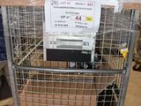 une cage métallique surmontée d'un panneau