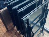 un radiateur noir posé sur un parquet devant une fenêtre