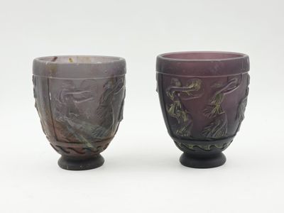 deux tasses posées l'une à côté de l'autre sur une surface blanche