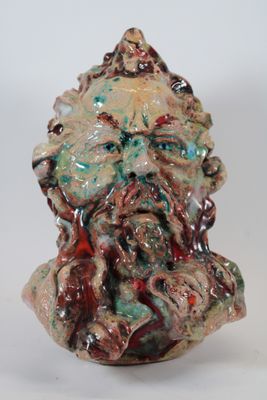 une sculpture en céramique représentant un homme barbu