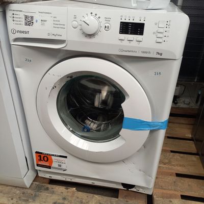 une machine à laver posée sur une palette