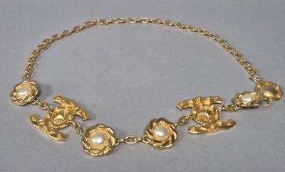 AR PARIS Ceinture chaine en métal doré, entrecoupée de motif…